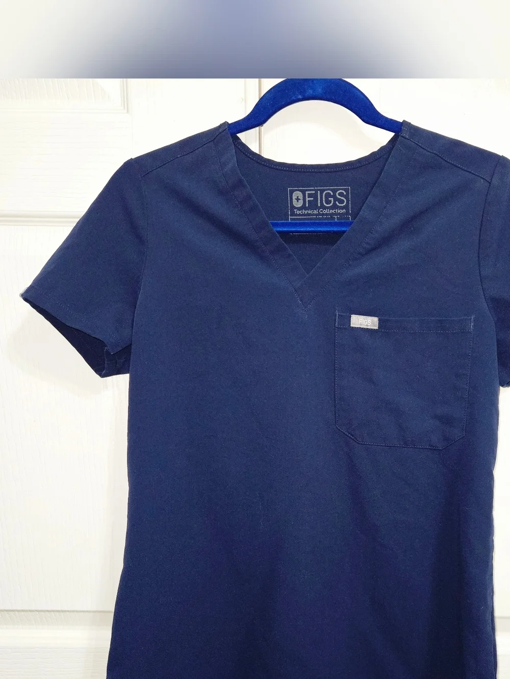 EUC Womens FIGS XS Navy Catarina Scrub Top and XS Petite Kade Cargos Set - Picture 2 of 7